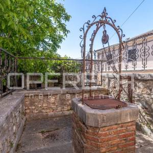Istra, Sveti Lovreč- Kuća s dvorištem u centru