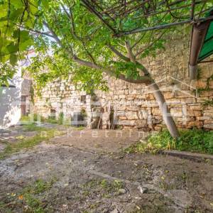 Istra, Sveti Lovreč- Kuća s dvorištem u centru