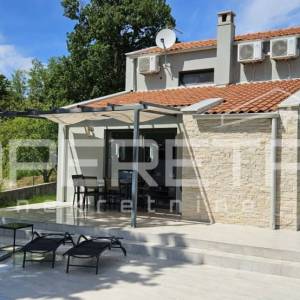 Istra, Sveti Petar u Šumi- Kuća s bazenom okružena zelenilom