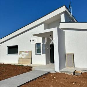 ISTRA, SVETVINČENAT - Dizajnerska prizemnica s atrijem za najam!