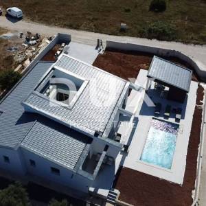 ISTRA, SVETVINČENAT - Dizajnerska prizemnica s atrijem za najam!