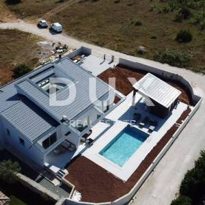 ISTRA, SVETVINČENAT - Dizajnerska prizemnica s atrijem za najam!
