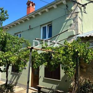 ISTRA, SVETVINČENAT - Djelomično obnovljena istarska kuća na mirnoj lokaciji! UPORABNA DOZVOLA!