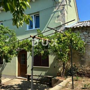ISTRA, SVETVINČENAT - Djelomično obnovljena istarska kuća na mirnoj lokaciji! UPORABNA DOZVOLA!