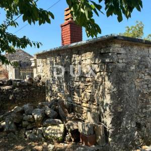 ISTRA, SVETVINČENAT - Djelomično obnovljena istarska kuća na mirnoj lokaciji! UPORABNA DOZVOLA!