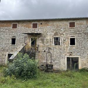 Istra, Svetvinčenat, dvije kamene starine s velikom okućnicom