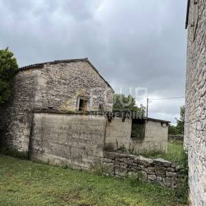 Istra, Svetvinčenat, dvije kamene starine s velikom okućnicom
