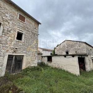 Istra, Svetvinčenat, dvije kamene starine s velikom okućnicom