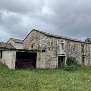 Istra, Svetvinčenat, dvije kamene starine s velikom okućnicom
