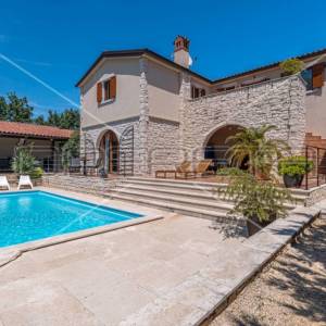 Istra, Svetvinčenat, impresivna rustikalna vila sa bazenom na zemljištu od 1527 