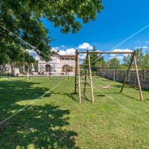 Istra, Svetvinčenat, impresivna rustikalna vila sa bazenom na zemljištu od 1527 