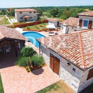 ISTRA, SVETVINČENAT - Kamena vila sa bazenom u minom okruženju