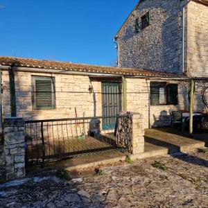ISTRA, SVETVINČENAT - Kamena kuća s dvije stambene jedinice