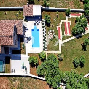 ISTRA, SVETVINČENAT - Komforna kuća s bazenom i prostranom okućnicom