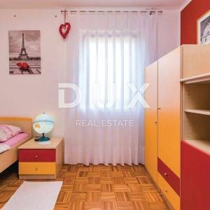ISTRA, SVETVINČENAT - Kuća s dvije stambene jedinice i bazenom