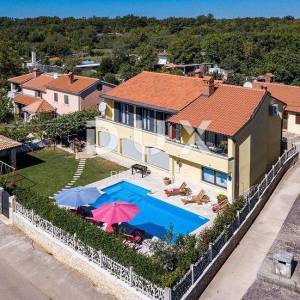 ISTRA, SVETVINČENAT - Kuća s dvije stambene jedinice i bazenom