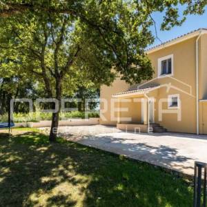 Istra, Svetvinčenat, kuća sa četiri spavaće sobe i bazenom u potpunom miru