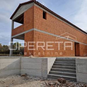 Istra, Svetvinčenat, nova kuća sa bazenom okružena prirodom