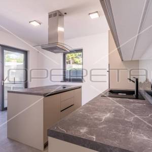 Istra, Svetvinčenat, okolica, moderna vila 208 m2 sa bazenom i četiri spavače so
