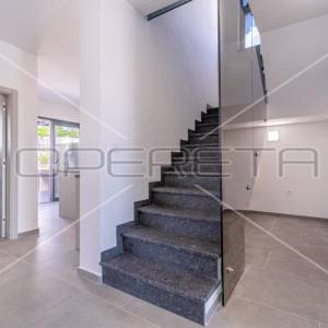 Istra, Svetvinčenat, okolica, moderna vila 208 m2 sa bazenom i četiri spavače so