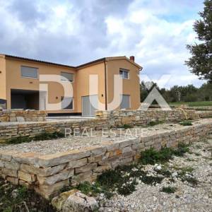 ISTRA, SVETVINČENAT - Osama! Šarmantna novoizgrađena kuća s bazenom na zemljištu od 1 ha