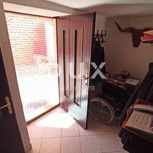 ISTRA-SVETVINČENAT-Predivna obiteljska kuća s dva apartmana