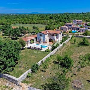 ISTRA, SVETVINČENAT - Ruralna vila s prostranom okućnicom