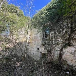 Istra, Svetvinčenat, samostojeća ruševina s gospodarskim objektom