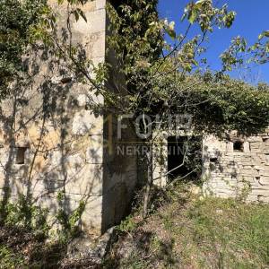 Istra, Svetvinčenat, samostojeća ruševina s gospodarskim objektom