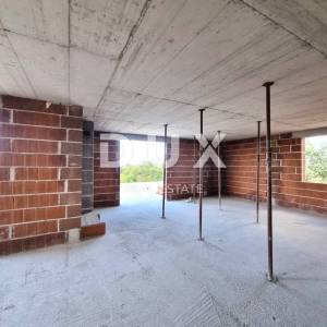 ISTRA, TAR - Penthouse u novogradnji s panoramskim pogledima na prirodu i more