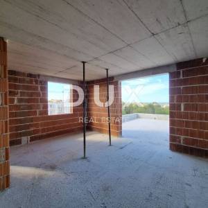 ISTRA, TAR - Penthouse u novogradnji s panoramskim pogledima na prirodu i more