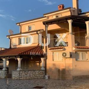 ISTRA, TAR - Šarmantna kuća sa apartmanima, restoranom i pogledom na more