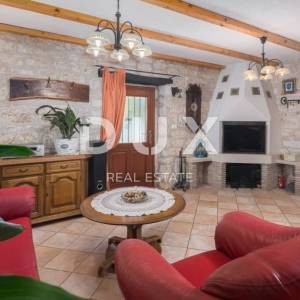 ISTRA, TINJAN - Autohtona kamena ljepotica s kompleksom zemljišta