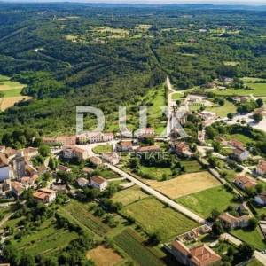 ISTRA, TINJAN - Građevinska parcela okružena zelenilom!