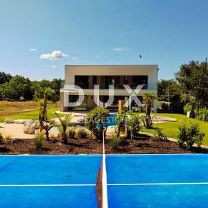 ISTRA, TINJAN - Moderna vila s bazenom i sportskim terenom