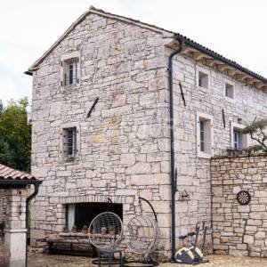 Istra, Tinjan, prekrasno imanje, dvije kamene kuće s bazenom