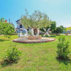 ISTRA, UMAG - Apartmanska kuća sa bazenom u blizini mora
