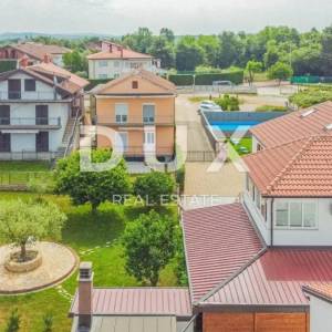 ISTRA, UMAG - Apartmanska kuća sa bazenom u blizini mora