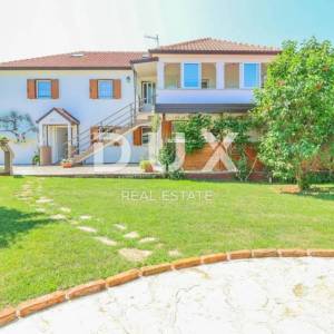 ISTRA, UMAG - Apartmanska kuća sa bazenom u blizini mora