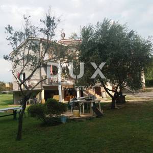 ISTRA, UMAG - Apartmanska kuća s 3 apartmana te velikom okućnicom u T2 zoni
