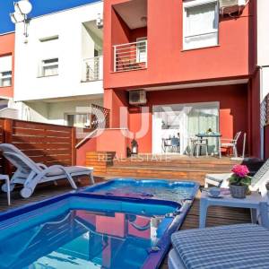 ISTRA, UMAG - Dvoetažni stan s vrtom i bazenom