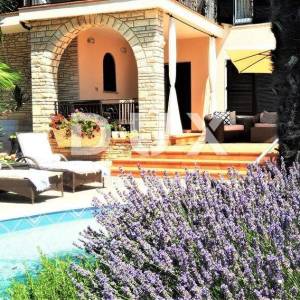 ISTRA, UMAG - Jedinstvena vila s bazenom, prvi red do mora
