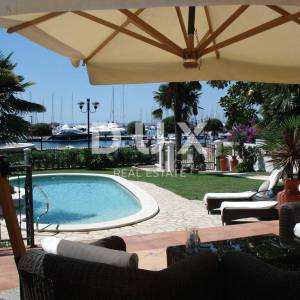 ISTRA, UMAG - Jedinstvena vila s bazenom, prvi red do mora