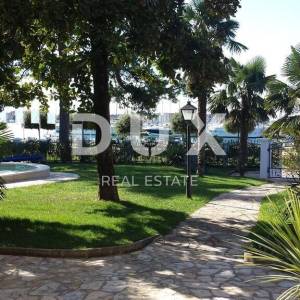ISTRA, UMAG - Jedinstvena vila s bazenom, prvi red do mora
