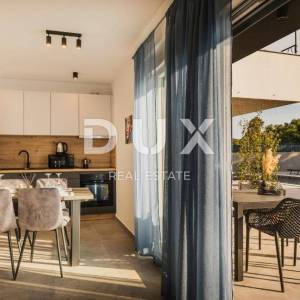 ISTRA, UMAG (OKOLICA) - Moderna vila s tri stana