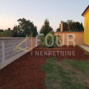 Istra, Umag, samostojeća kuća s 2 stana, velikom garažom i okućnicom