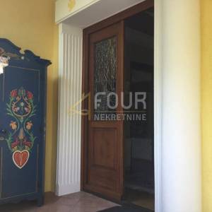Istra, Umag, vila s 4 stana, bazen, prekrasna okućnica