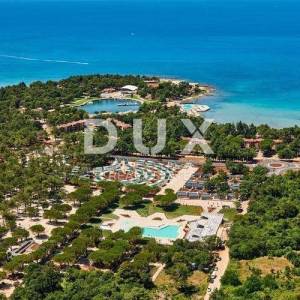 ISTRA, UMAG - Zemljišta stambene namjene i zone T2, 500 m od mora