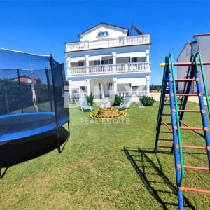 ISTRA, VALBANDON - Apartmanska kuća blizu mora sa 7 apartmana i ogromnom okućnicom