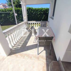 ISTRA, VALBANDON - Apartmanska kuća blizu mora sa 7 apartmana i ogromnom okućnicom